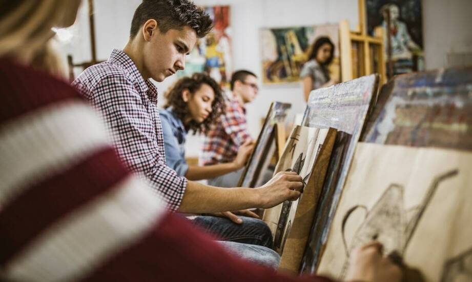 Twórczość młodych artystów w nurcie realizmu – co oferują galerie sztuki?