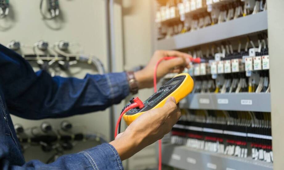 Jak zwiększyć bezpieczeństwo instalacji elektrycznej w starym budownictwie?