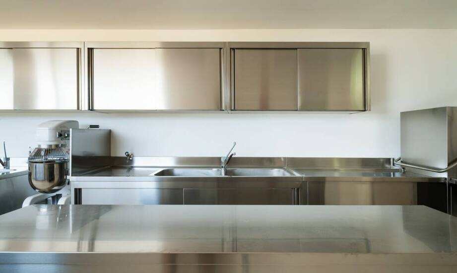 Jakie są podstawowe kryteria wyboru stołów ze stali nierdzewnej?