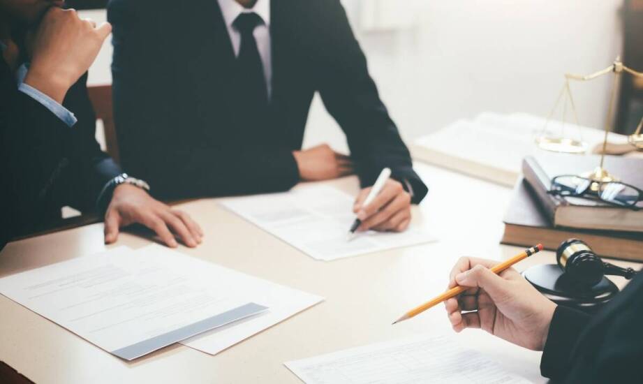 Medycyna i prawo: jak adwokat może pomóc lekarzom w sytuacjach kryzysowych?