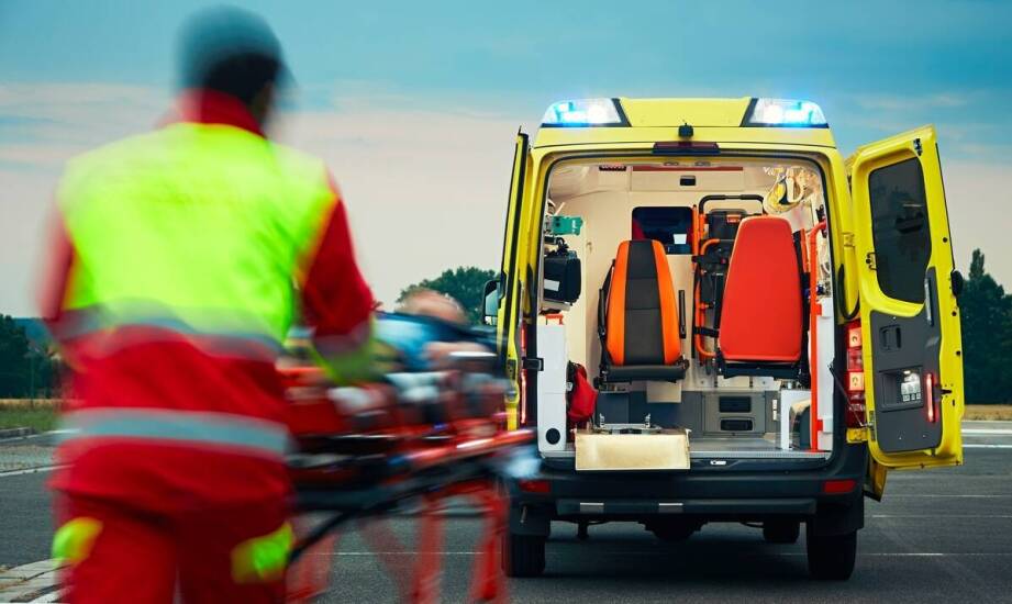 Jakie korzyści niesie stosowanie tac transportowych w transporcie sanitarnym?