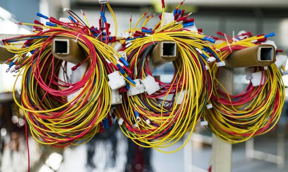 Rola montażu elementów termokurczliwych w produkcji wiązek kablowych