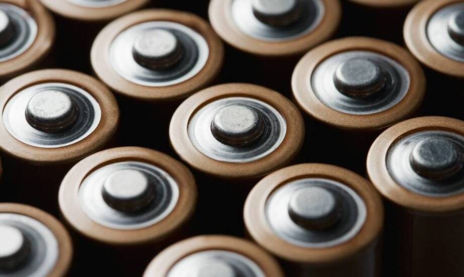 Jak prostownik do baterii trakcyjnych wpływa na oszczędność energii?