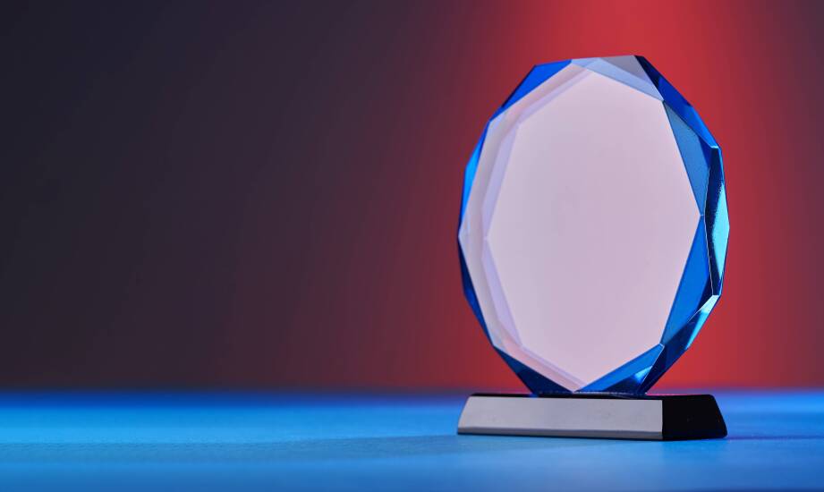 Dlaczego podstawka podświetlana jest niezbędna w eksponowaniu kryształu?