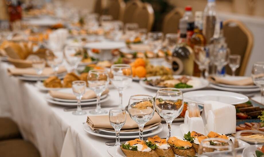 Catering sylwestrowy a bezpieczeństwo żywności – co warto wiedzieć?