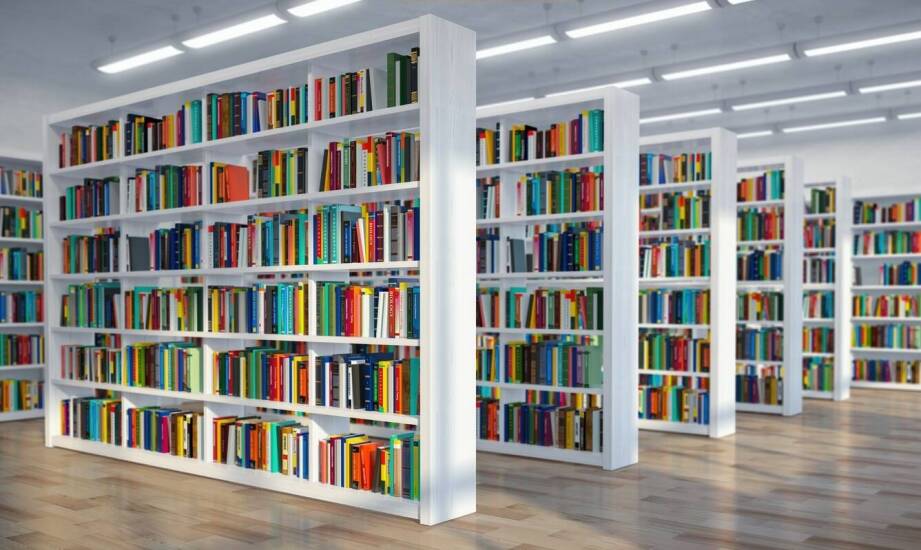 Jakie akcesoria dodatkowe można zastosować na regałach w bibliotece szkolnej?