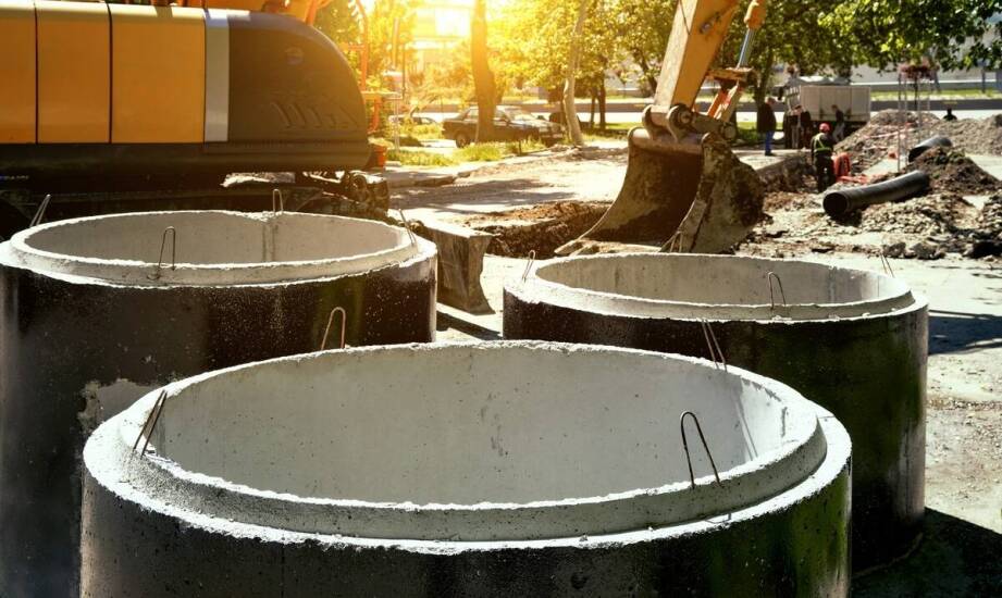 Jak transport specjalistyczny wpływa na trwałość szamb betonowych?