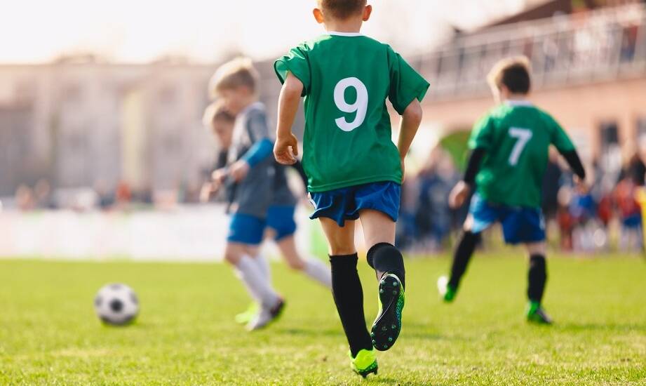 Znaczenie elastycznych materiałów w odzieży sportowej dla dzieci trenujących piłkę nożną