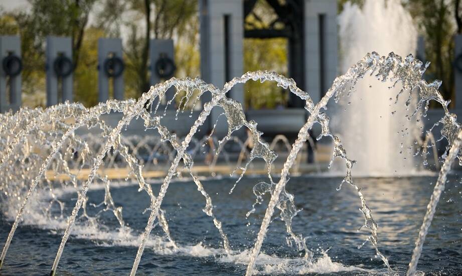 Jakie technologie zasilania są najczęściej stosowane w pływających fontannach?