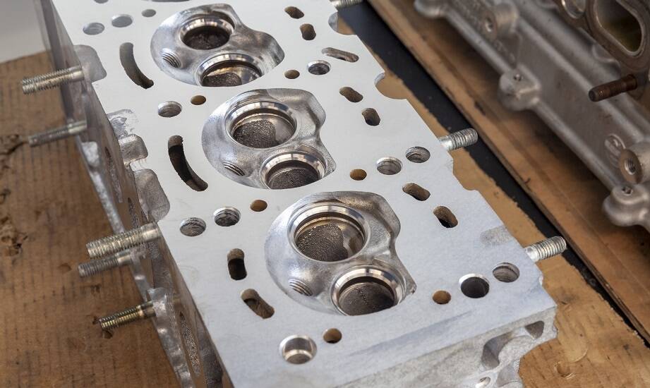 Jakie wyzwania stawia przed mechanikami proces regeneracji głowic?