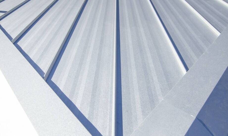 Porównanie trwałości blachy aluminiowej z innymi materiałami pokryciowymi