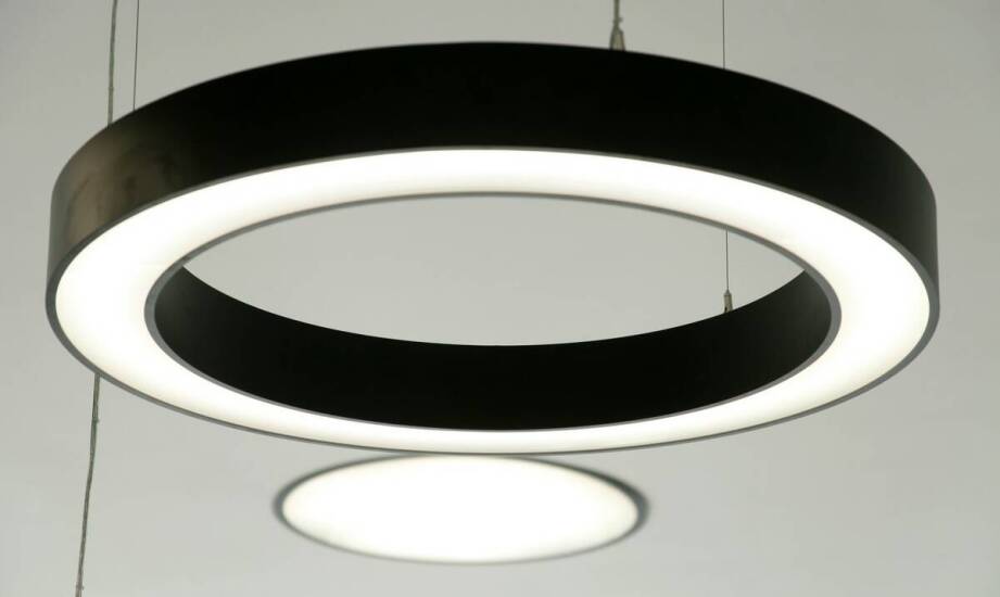 Nowoczesna lampa sufitowa w minimalistycznym wnętrzu – jak ją dopasować?