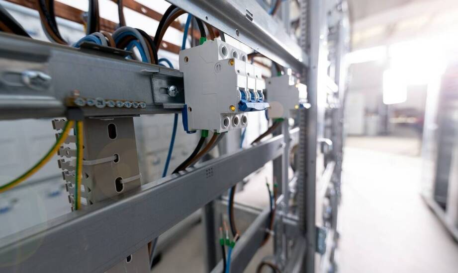 Jak instalacje elektryczne współpracują z systemami OZE?