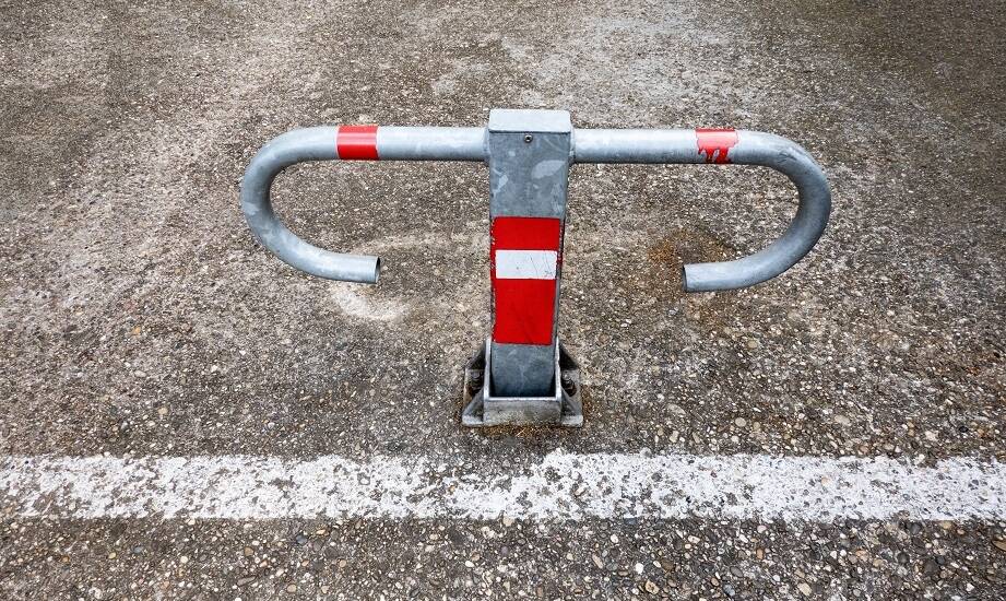 Jakie są ekonomiczne aspekty zakupu i instalacji blokad miejsc parkingowych?