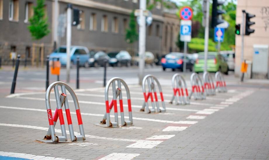Jakie są ekonomiczne aspekty inwestycji w zapory parkingowe?