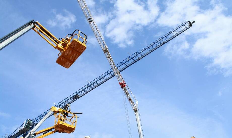 Prace budowlane z użyciem żurawi – na co zwrócić uwagę przy planowaniu projektu?