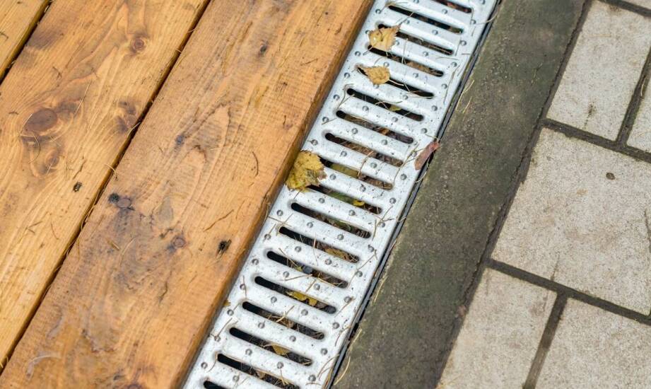 Odporność na korozję w kratkach ściekowych do garażu: dlaczego to ważne?