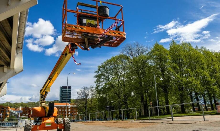 Wynajem lancy teleskopowej – idealne rozwiązanie dla trudno dostępnych miejsc