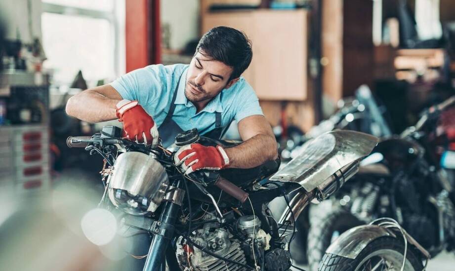 Jakie wyzwania stoją przed restauratorami w kontekście dostępności części do motocykli zabytkowych?