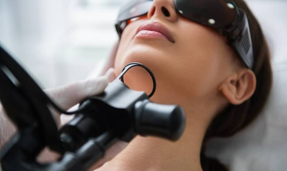 Medycyna estetyczna Bochnia – jak nowoczesne lasery wspierają procesy leczenia?