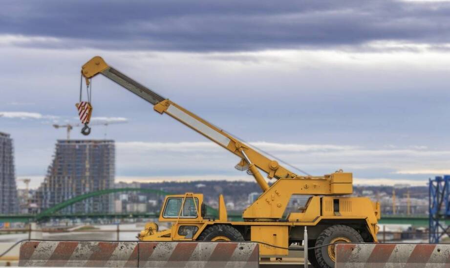 Jak dźwigi samojezdne przyspieszają montaż ciężkich maszyn?