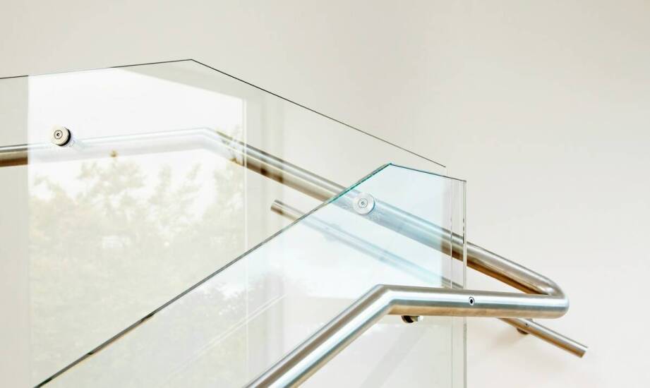 Balustrady szklane a przepuszczalność światła – jakie są zalety?