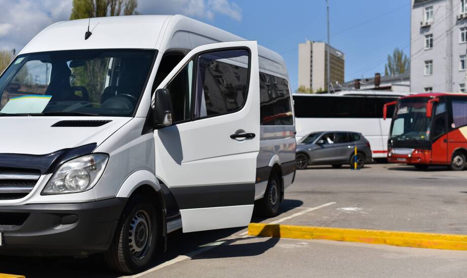Jak wynajem busa wpływa na oszczędności w podróżach służbowych?