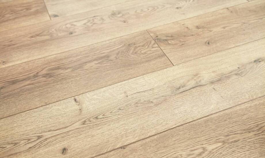 Jakie są kluczowe cechy desek podłogowych wykończonych naturalnym olejem?