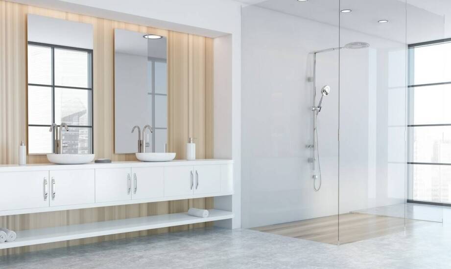 Jakie są możliwości montażu szklanych kabin prysznicowych w nietypowych przestrzeniach?