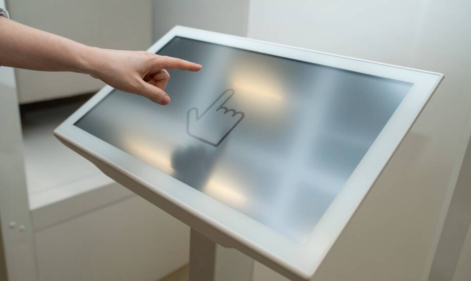 Jak wybrać monitor interaktywny dla instytucji edukacyjnej?