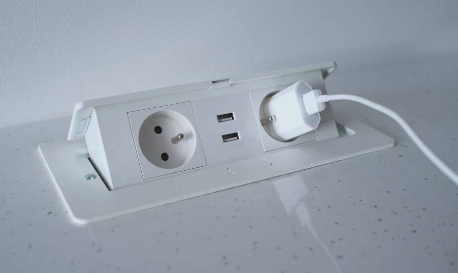 Gniazdka elektryczne podwójne z funkcją USB – czy warto je wybrać?