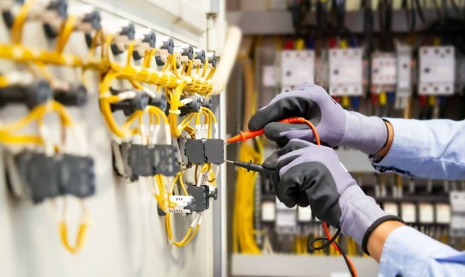 Znaczenie praktycznych ćwiczeń podczas szkoleń SEP dla elektryków