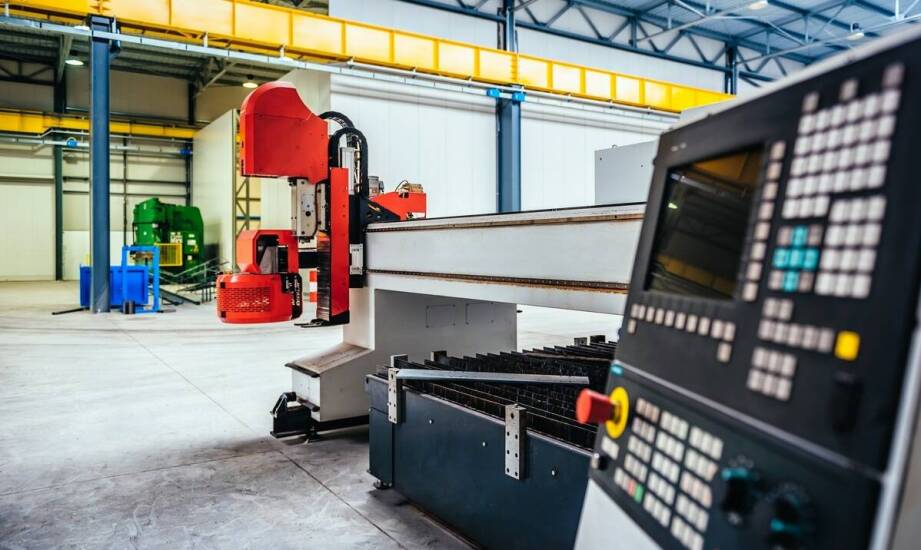 Wpływ technologii CNC na rozwój branży meblowej i reklamowej