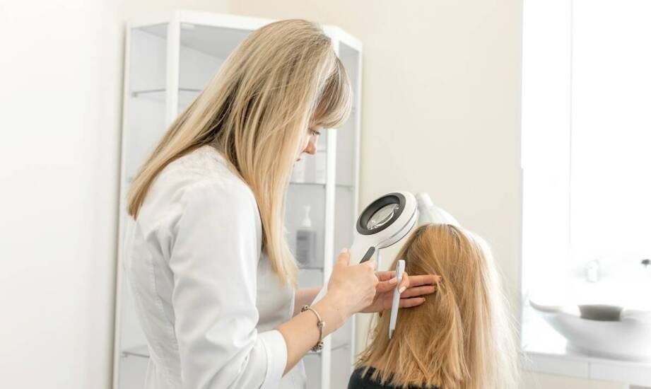W jaki sposób dermatolodzy diagnozują schorzenia skóry głowy?