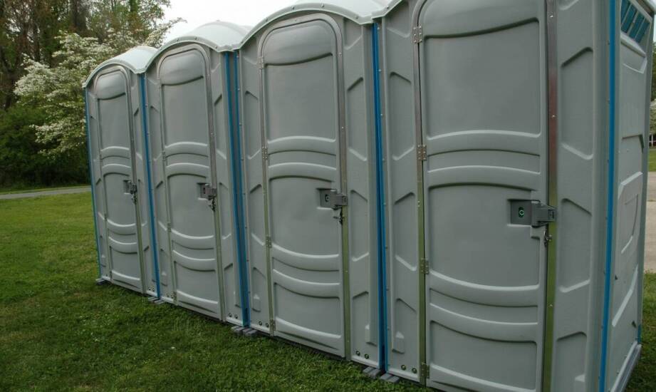Wynajem toalet przenośnych Bełchatów – co warto wiedzieć o serwisie i konserwacji?
