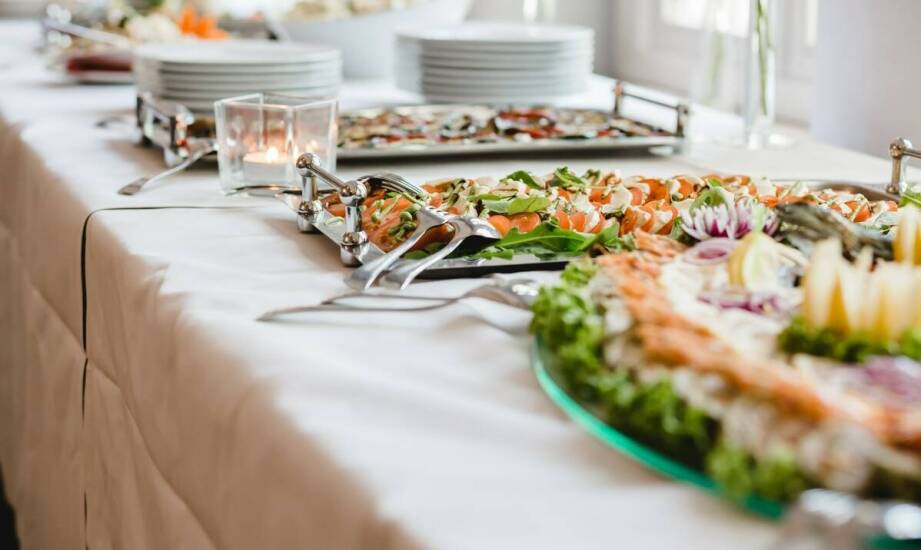 Jak wybrać odpowiedni catering na różne rodzaje imprez?