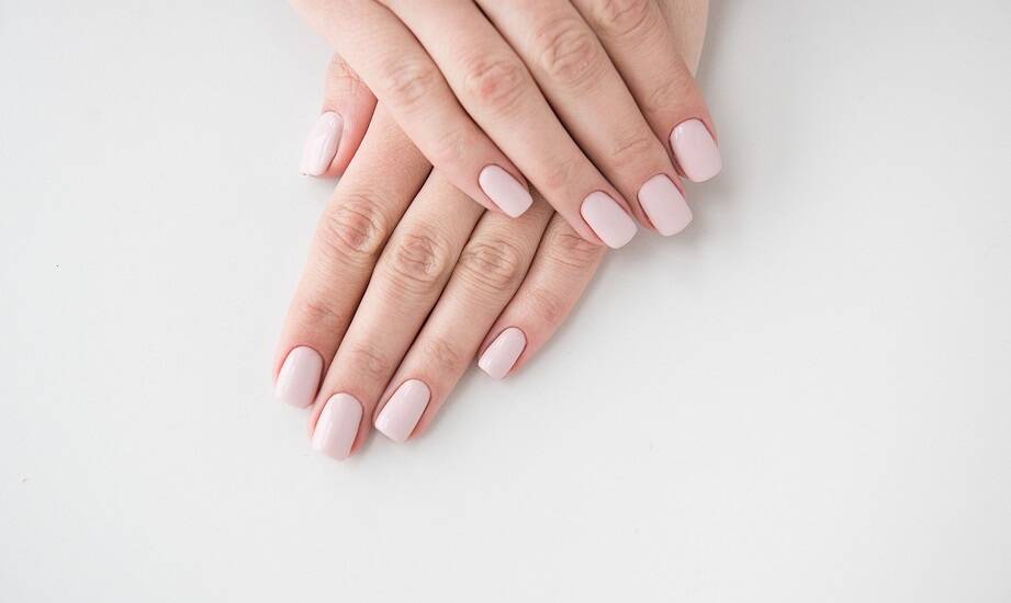 Manicure hybrydowy a ochrona paznokci - o czym musisz pamiętać?
