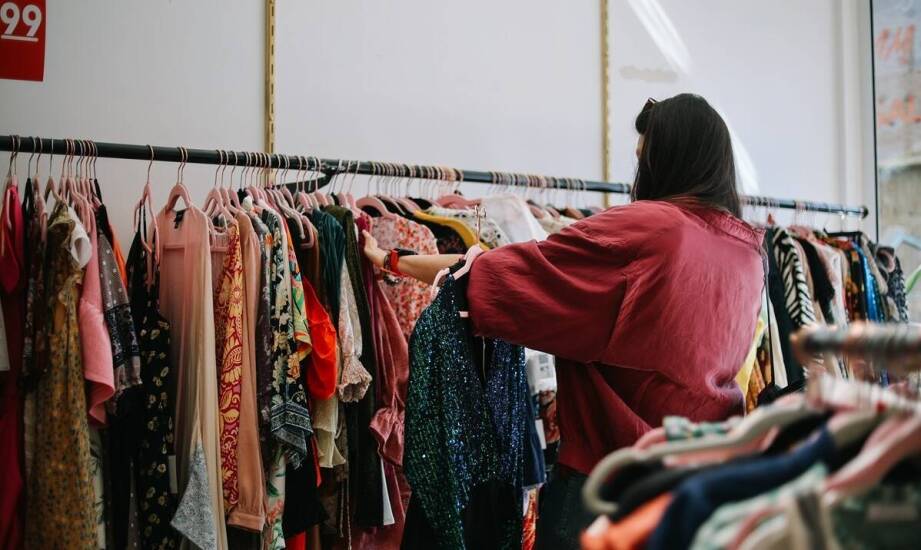 Jakie są aktualne trendy w modzie na odzież używaną cream?