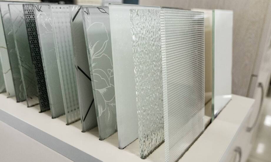 Precyzyjne wycinanie w plexi jako element współczesnego designu sklepów