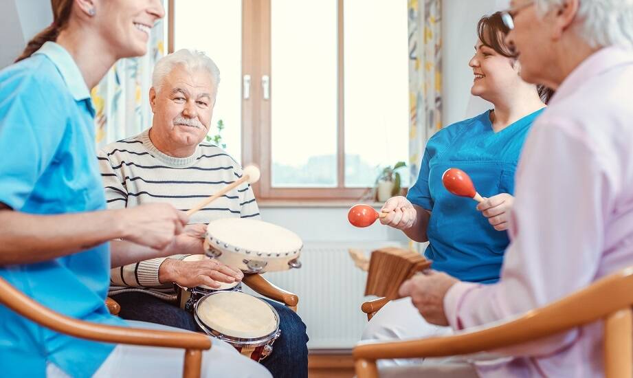 Jak zajęcia terapeutyczne wpływają na jakość życia mieszkańców dps?
