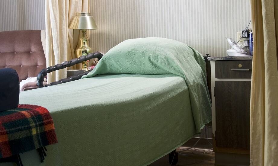 Jak przystosowane są pokoje w domu opieki dla osób starszych?