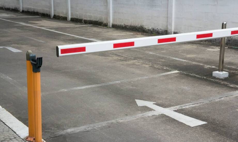 Jakie cechy powinny wyróżniać szlabany parkingowe w centrach handlowych?