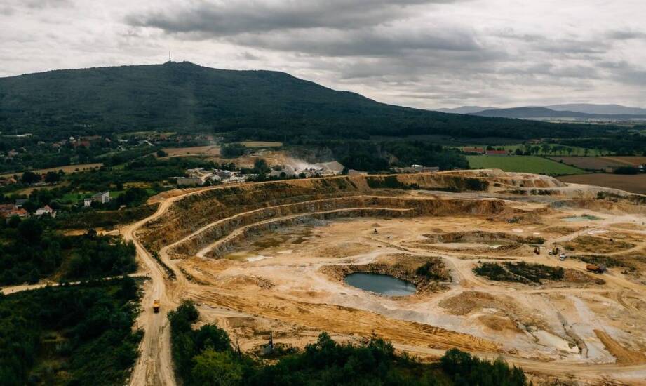 Jak oszacowanie głębokości warstw wodonośnych wpływa na koszty budowy?