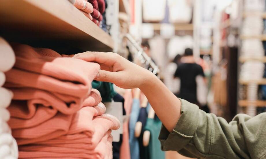 Jakie korzyści niesie ze sobą zakup odzieży outlet sportowej?