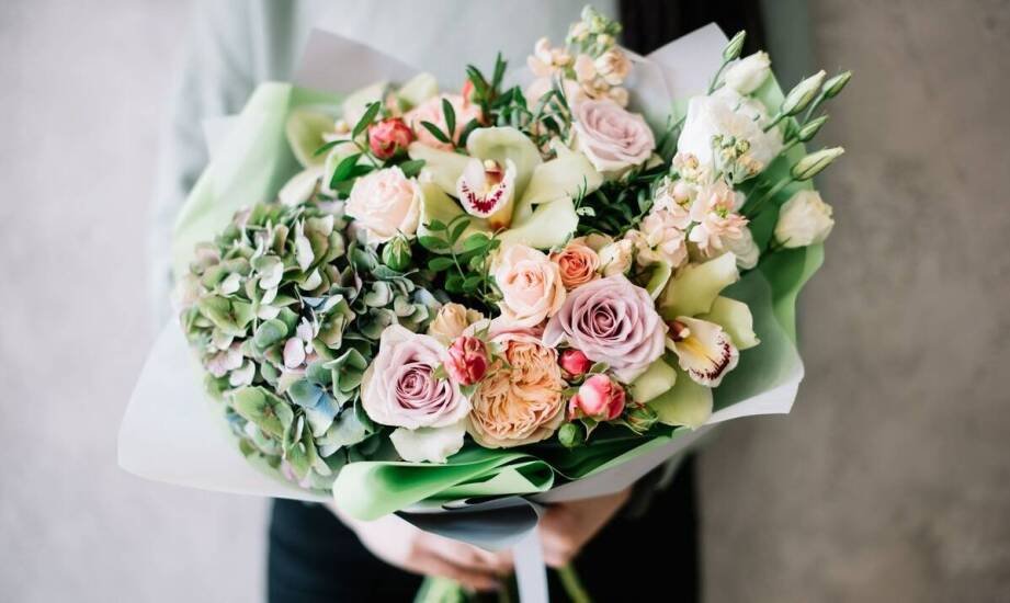 Kwiaty przez internet na rocznicę – jak wybrać idealny bukiet?