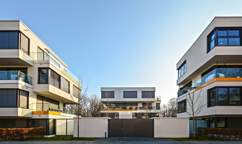 Jak nowoczesna architektura wpływa na komfort życia w apartamentach
