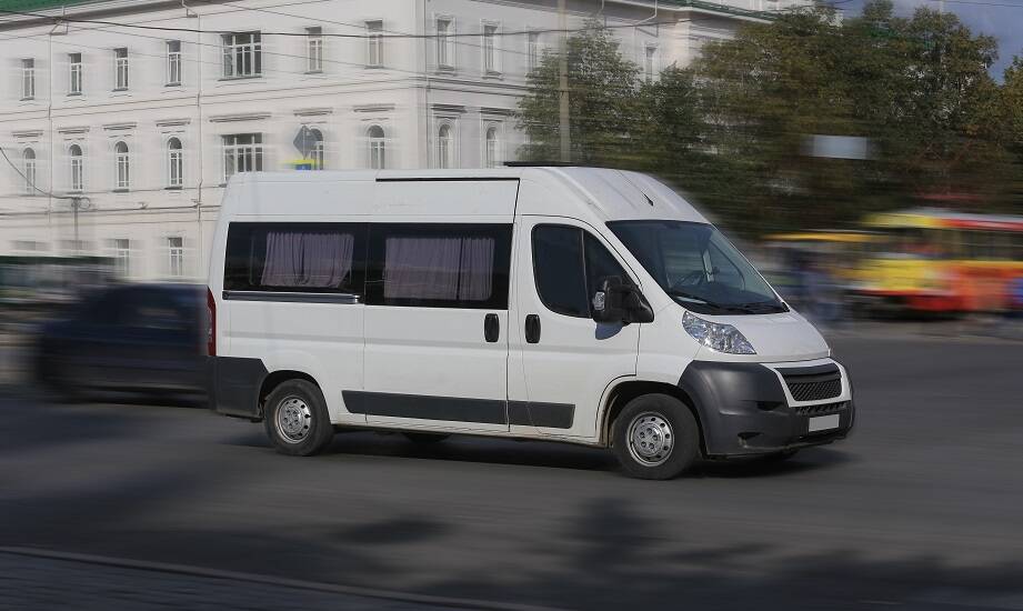 W jaki sposób przewozy pracownicze mogą wspierać lokalny rynek pracy?