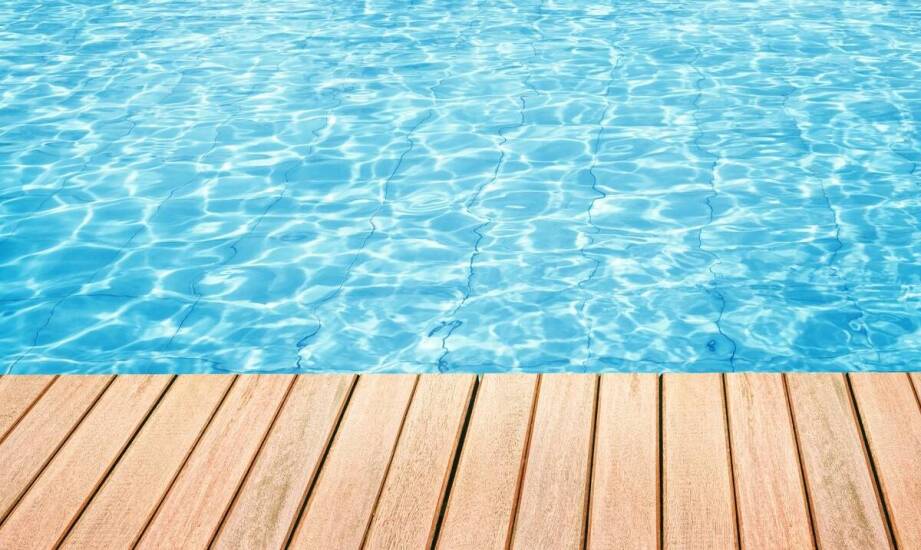 Wie beeinflusst ein Gartenpool aus Holz die Ästhetik und Funktionalität des Raums?
