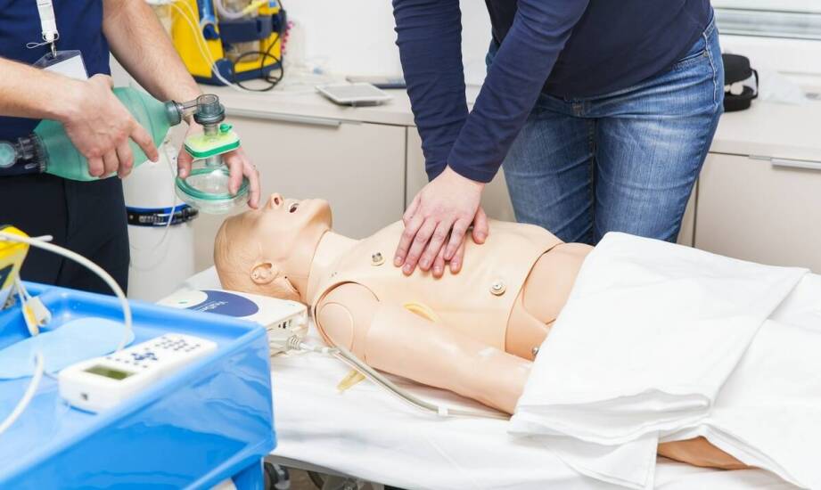 Rola praktyki w nauce obsługi defibrylatorów podczas szkoleń