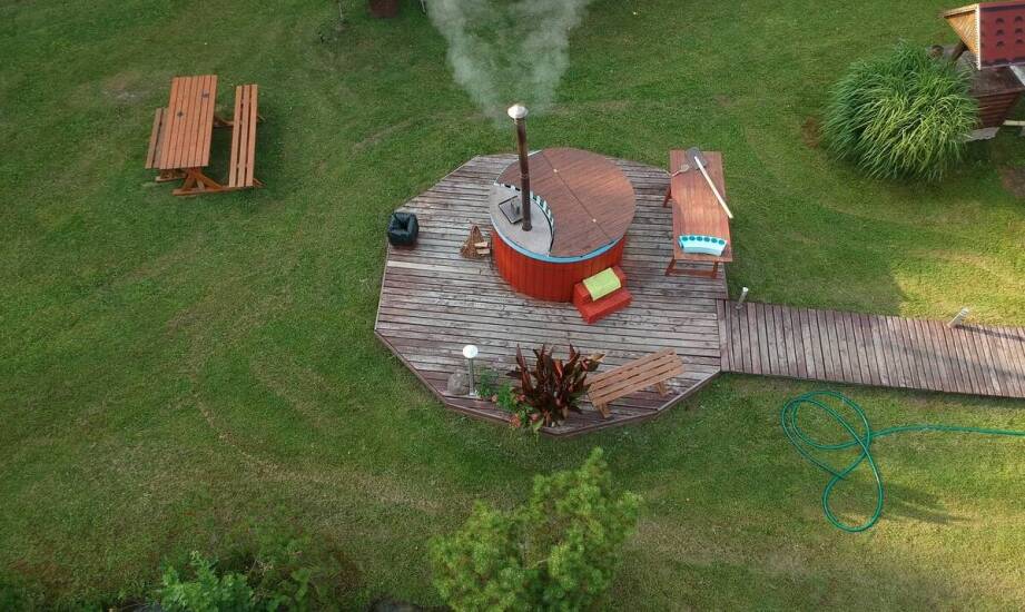 Badefass mit Ofen – warum es sich für das heimische SPA lohnt